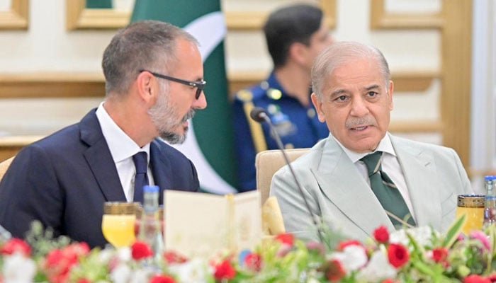 پرنس رحیم آغا خان پنجم 21 مئی 2026 کو اسلام آباد میں وزیراعظم ہاؤس میں ناشتے کے دوران شہباز شریف سے گفتگو کر رہے ہیں۔ - PID