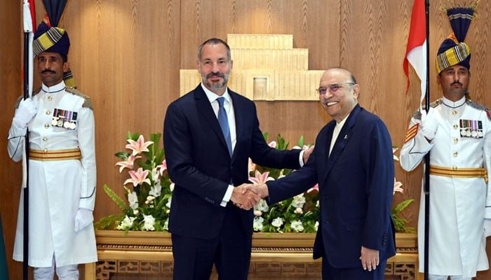صدر سے ملاقات میں آغا خان پنجم نے پاکستان میں ترقی کی حمایت کے عزم کا اعادہ کیا۔