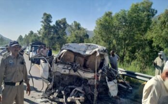 سوات موٹر وے پر مسافر کوچ کھڑی بس سے ٹکرا گئی جس کے نتیجے میں 18 افراد جاں بحق ہوگئے۔
