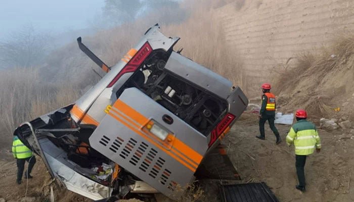 5000 روپے کے چالان کے بعد مشتعل ڈرائیور نے بس دریائے جہلم میں گرادی