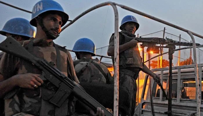 پاکستانی اقوام متحدہ کے امن دستے عابدجان میں آئیوری کوسٹ (ONUCI) ہیڈ کوارٹر میں اقوام متحدہ کی فورس کے قریب گشت کر رہے ہیں۔ — اے ایف پی/فائل