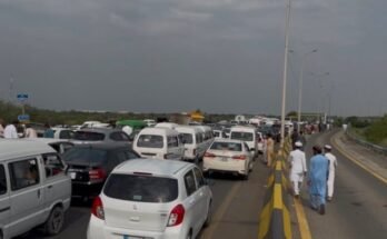 اسد قیصر نے الزام لگایا کہ پابندیوں نے انہیں اسکردو فلائٹ کے لیے ایئرپورٹ پہنچنے سے روکا۔