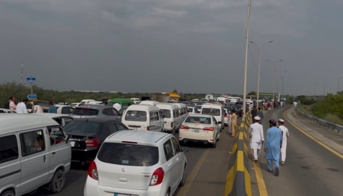 اسد قیصر نے الزام لگایا کہ پابندیوں نے انہیں اسکردو فلائٹ کے لیے ایئرپورٹ پہنچنے سے روکا۔