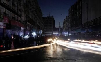 کراچی کے رہائشیوں نے بجلی کی بندش کے درمیان غیر اعلانیہ لوڈ شیڈنگ ختم کرنے کا مطالبہ کر دیا۔
