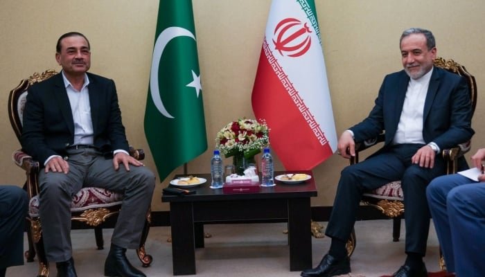چیف آف آرمی سٹاف اور چیف آف ڈیفنس فورسز فیلڈ مارشل سید عاصم منیر (بائیں) اور ایرانی وزیر خارجہ عباس عراقچی 22 مئی 2026 کو تہران میں ملاقات کر رہے ہیں۔ — X@Iran_GOV