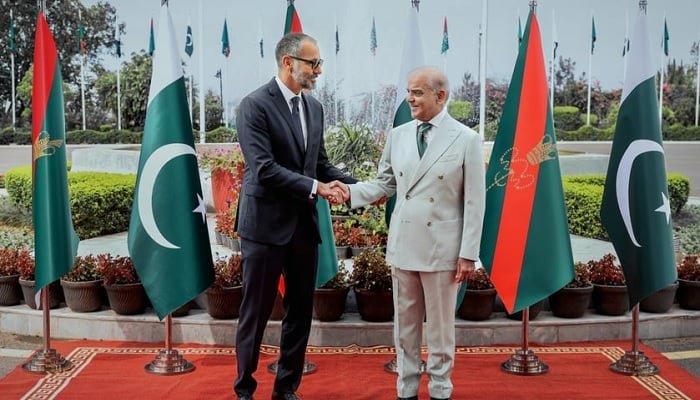 شہزادہ رحیم آغا خان دورہ پاکستان کے دوران وزیر اعظم شہباز شریف سے مصافحہ کر رہے ہیں۔ - اے کے ڈی این