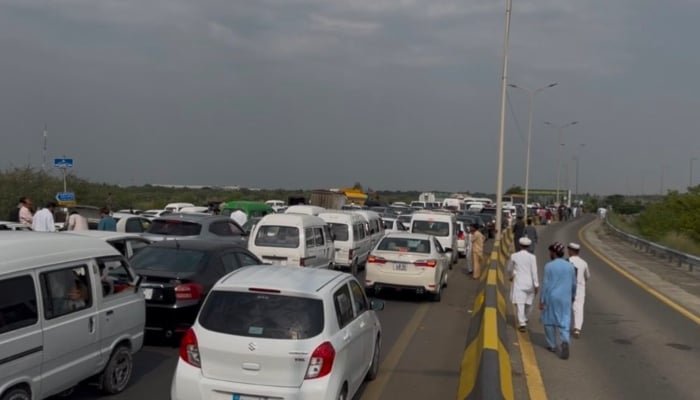 30 مئی 2026 کو اسلام آباد ہوائی اڈے کے داخلی راستے کے قریب ٹریفک کی بھیڑ دیکھی جا رہی ہے۔ — X@AsadQaiserPTI