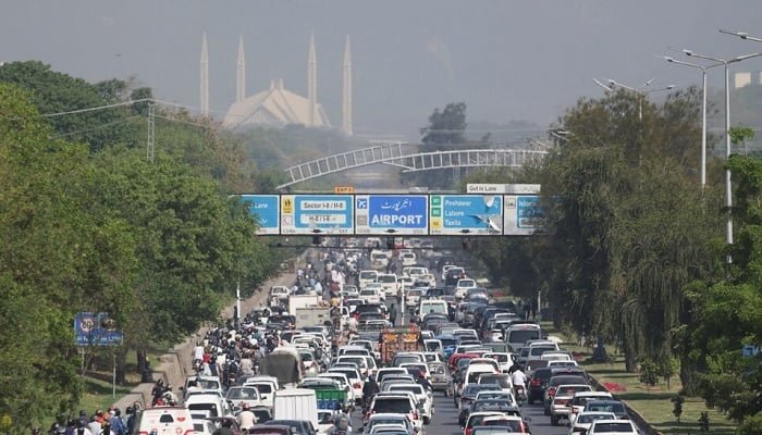 ٹرانسپورٹ کی معطلی اور بازاروں کی بندش کے بعد حکام کی جانب سے نافذ کردہ سڑکوں کی بندش کی وجہ سے ٹریفک کی بھیڑ۔— رائٹرز/فائل