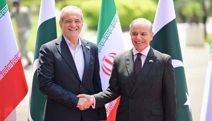 وزیر اعظم شہباز شریف (دائیں) 3 اگست 2025 کو وزیر اعظم ہاؤس اسلام آباد میں ایرانی صدر ڈاکٹر مسعود پیزشکیان کا استقبال کر رہے ہیں۔ — X/@GovtofPakistan