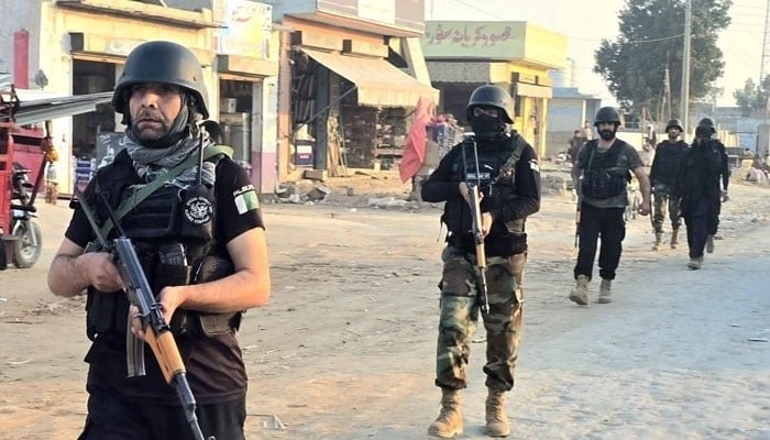 کے پی کے پولیس اہلکاروں کی ایک نامعلوم تصویر۔ — Facebook@pakhtunkhwapolice/فائل