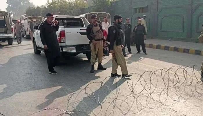پولیس اہلکار 2 نومبر 2025 کو پشاور میں سی ٹی ڈی تھانے کے باہر پہرہ دے رہے ہیں۔ - جیو نیوز