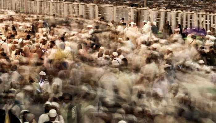 حجاج کرام 28 مئی 2026 کو منیٰ میں اپنے حج کے دوران شیطان کو علامتی سنگسار کرنے کے لیے اپنا راستہ بناتے ہیں۔ — اے ایف پی