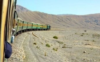 حکام کا کہنا ہے کہ کوئٹہ جانے اور جانے والی ٹرین آپریشن بدستور معطل ہے۔
