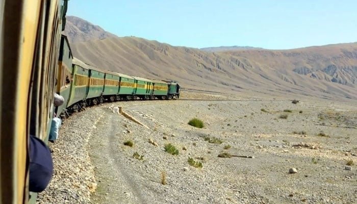 بلوچستان میں پہاڑی علاقے سے گزرنے والی پاکستان ریلوے کی مسافر ٹرین کی ایک نامعلوم تصویر۔ - پاکستان ریلوے