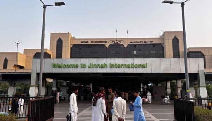 کراچی، پاکستان، 7 مئی 2025 میں تمام ملکی اور بین الاقوامی پروازیں منسوخ ہونے کے بعد مسافر جناح انٹرنیشنل ایئرپورٹ کے باہر انتظار کر رہے ہیں۔ — اے ایف پی