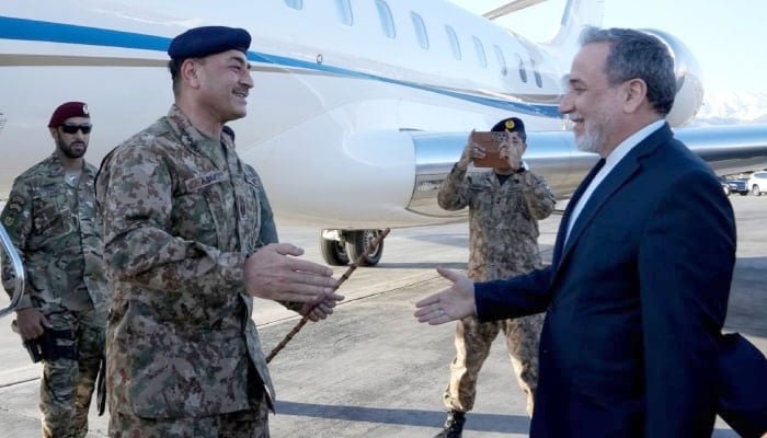 فیلڈ مارشل عاصم منیر (بائیں) 15 اپریل 2026 کو تہران پہنچنے پر ایرانی وزیر خارجہ عباس عراقچی سے ملاقات کر رہے ہیں۔ — X/@Iran_GOV