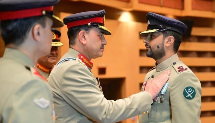 چیف آف ڈیفنس فورسز اور چیف آرمی سٹاف فیلڈ مارشل سید عاصم منیر نے 21 مئی 2026 کو راولپنڈی میں جنرل ہیڈ کوارٹرز میں تقرری تقریب کے دوران ممتاز افسران اور جوانوں کو ملٹری ایوارڈ سے نوازا۔