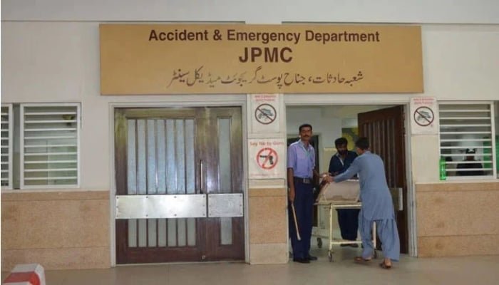 جناح پوسٹ گریجویٹ میڈیکل سنٹر کے ایمرجنسی ڈیپارٹمنٹ کو جانے کا راستہ۔ - پیشنٹ ایڈ فاؤنڈیشن