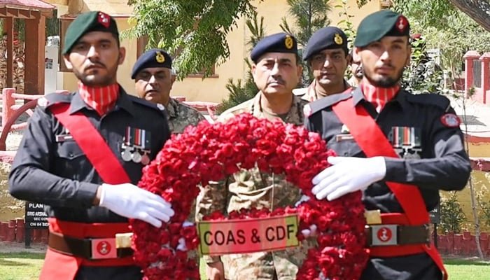 فیلڈ مارشل عاصم منیر 27 مئی 2026 کو بلوچستان کے ضلع ژوب کے دورے کے دوران پھولوں کی چادر چڑھا رہے ہیں۔ - ISPR