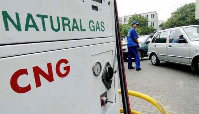 تصویر میں ایک کمپریسڈ نیچرل گیس (CNG) فلنگ اسٹیشن دکھایا گیا ہے۔ - دی نیوز/فائل