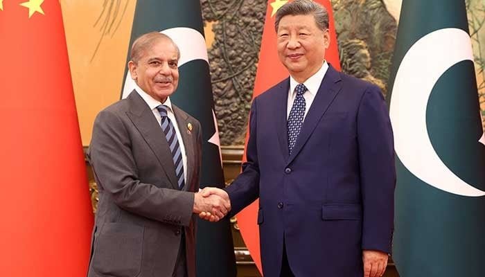 چین کے صدر شی جن پنگ (دائیں) بیجنگ، چین میں، 2 ستمبر، 2025 کو پاکستان کے وزیر اعظم شہباز شریف سے گریٹ ہال آف پیپلز میں مصافحہ کر رہے ہیں۔ — رائٹرز