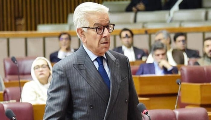 وزیر دفاع خواجہ آصف اس نامعلوم تصویر میں قومی اسمبلی میں خطاب کر رہے ہیں۔ - اے پی پی/فائل