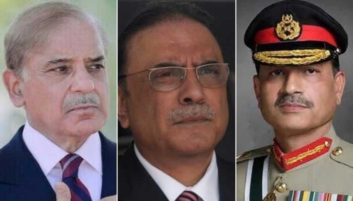 (بائیں سے دائیں) ایک کولاج میں وزیر اعظم شہباز شریف، صدر آصف زرداری اور فیلڈ مارشل عاصم منیر کو دکھایا گیا ہے۔ - اے پی پی/آئی ایس پی آر/فائل