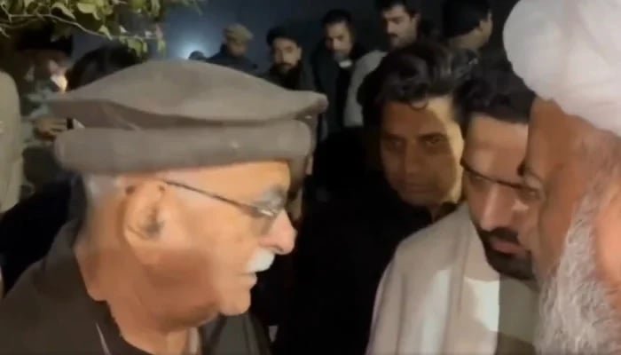 ٹی ٹی اے پی کے سربراہ محمود خان اچکزئی میڈیا سے گفتگو کرتے ہوئے ایم ڈبلیو ایم کے سربراہ علامہ راجہ ناصر عباس، کے پی کے وزیراعلیٰ سہیل آفریدی اور شفیع جان 28 نومبر 2025 کو اڈیالہ جیل کے باہر سن رہے ہیں۔ — X@PTIKarachi_/Screengrab