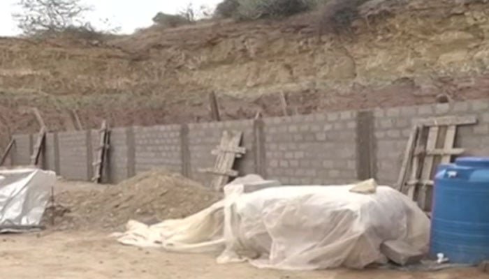 کراچی ہل پارک کے قریب زیر تعمیر غیر قانونی ڈھانچہ۔ - YouTube/Geo News/screengrab