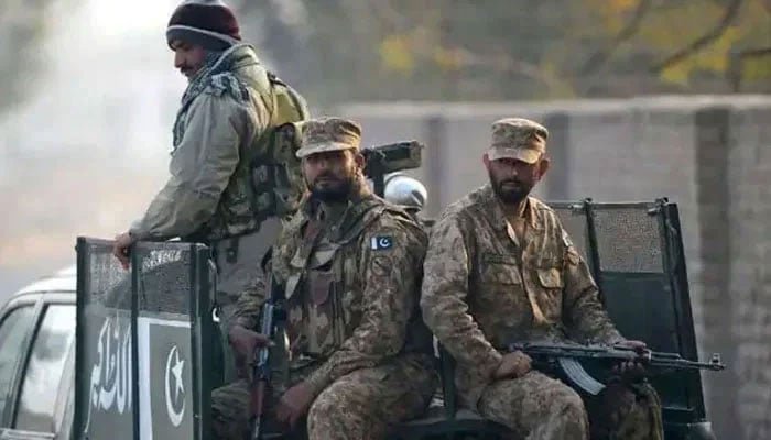 اس نامعلوم تصویر میں سپاہی پاکستان آرمی کی گاڑی پر سوار ہیں۔ — اے ایف پی/فائل