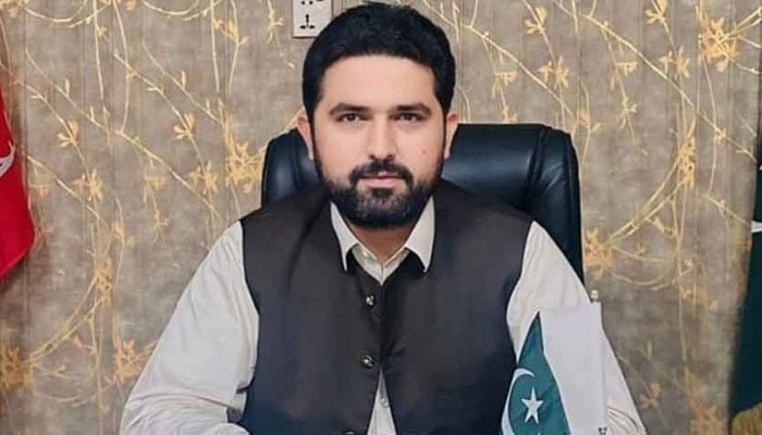 وزیر اعلیٰ خیبر پختونخوا سہیل آفریدی ایک تقریب کے دوران اشارہ کر رہے ہیں۔ — فیس بک/محمد سہیل آفریدی/فائل