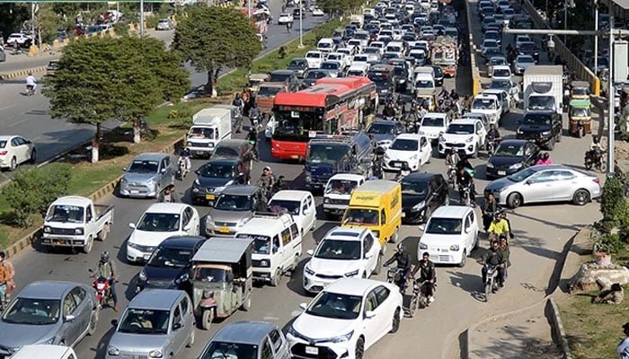 8 جنوری 2026 کو کراچی میں شاہراہ فیصل پر بڑی تعداد میں گاڑیاں ٹریفک میں پھنسی ہوئی ہیں۔ - PPI