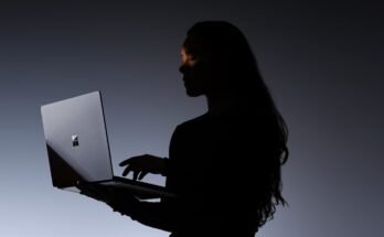 مائیکروسافٹ کا سرفیس لیپ ٹاپ الٹرا اپنے پہلے حقیقی MacBook Pro مدمقابل کی طرح لگتا ہے۔