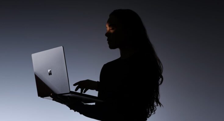 مائیکروسافٹ کا سرفیس لیپ ٹاپ الٹرا اپنے پہلے حقیقی MacBook Pro مدمقابل کی طرح لگتا ہے۔