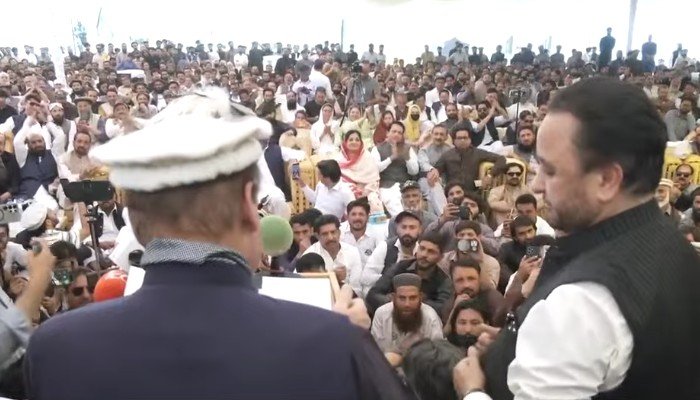 مسلم لیگ ن کے صدر نواز شریف 2 جون 2026 کو گلگت میں ایک ریلی سے خطاب کر رہے ہیں۔ - جیو نیوز کے ذریعے اسکرین گریب