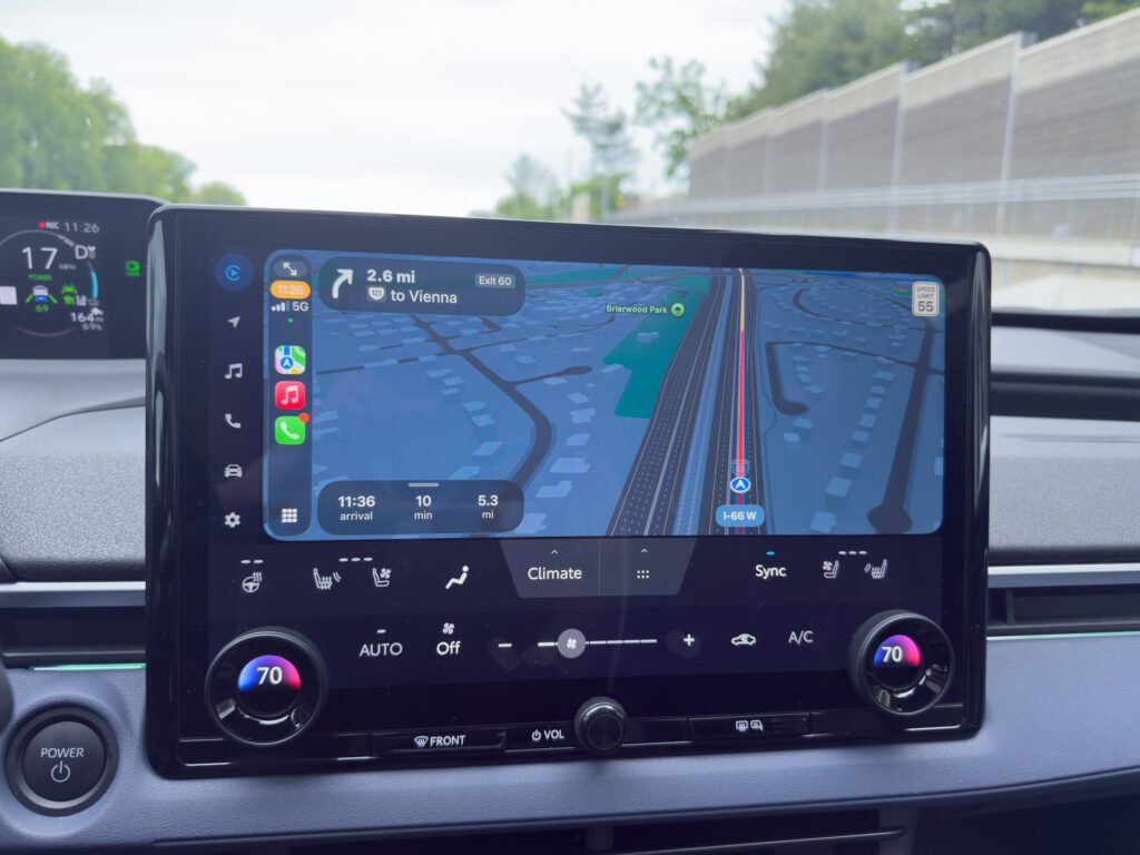 سبارو سولٹررا انفوٹینمنٹ اسکرین CarPlay دکھا رہی ہے۔