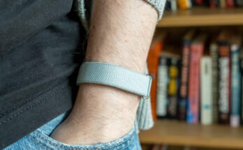 Fitbit Air hand in pocket