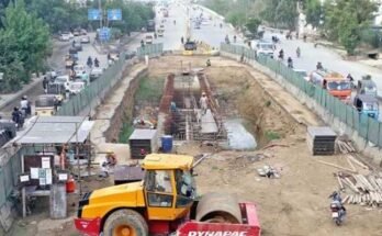 یونیورسٹی روڈ کی مخلوط ٹریفک لین کی تعمیر جولائی کے آخر تک مکمل ہو جائے گی، وزیر کا کہنا ہے۔