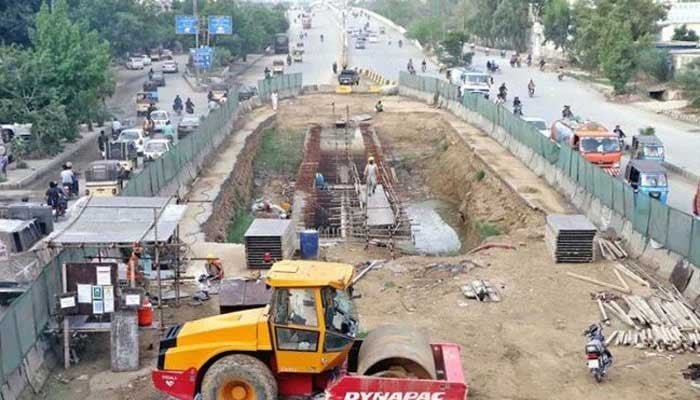 یونیورسٹی روڈ کی مخلوط ٹریفک لین کی تعمیر جولائی کے آخر تک مکمل ہو جائے گی، وزیر کا کہنا ہے۔