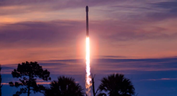 ایک Falcon 9 بوسٹر 5 سال کا ہو گیا ہے اور صرف ایک قابل ذکر دوبارہ استعمال کا ریکارڈ قائم کیا ہے۔
