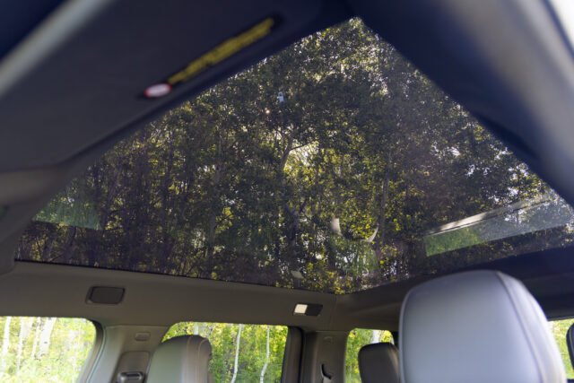 Rivian R2 شیشے کی چھت