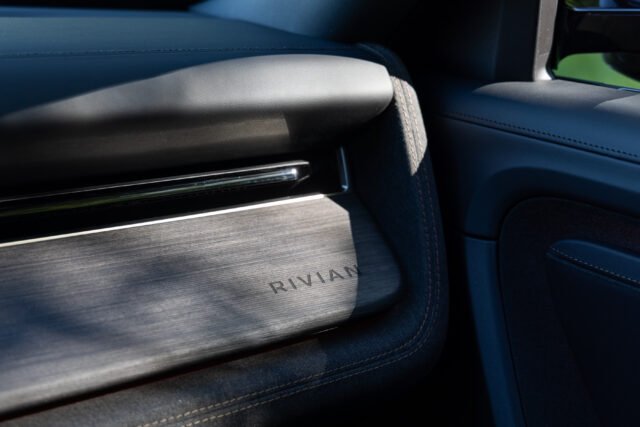 Rivian R2 ڈیش