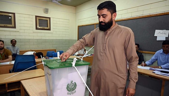 گلگت بلتستان کے عام انتخابات 2026 کے دوران ایک ووٹر پولنگ اسٹیشن پر اپنا ووٹ ڈال رہا ہے۔ - اے پی پی