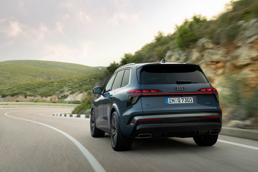 پیچھے سے Audi Q7