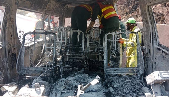 مری ایکسپریس وے پر سیاحوں کی وین میں آگ لگنے سے 10 افراد جاں بحق، 13 زخمی