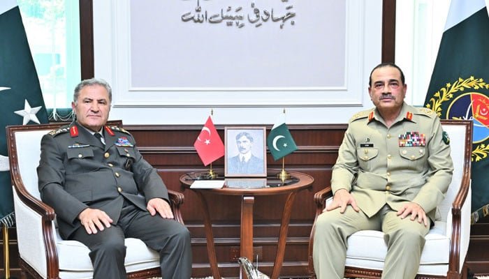 ترکی کے فوجی کمانڈر فیلڈ مارشل منیر نے علاقائی سلامتی کی حرکیات پر تبادلہ خیال کیا۔
