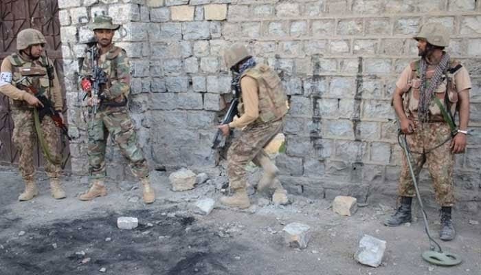 اس فائل فوٹو میں ایک آپریشن کے دوران سیکورٹی فورسز کو پوزیشن لیتے ہوئے دیکھا جا رہا ہے۔ - آئی ایس پی آر/فائل