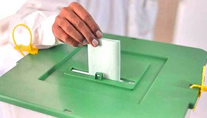 انتخابات کے دوران ووٹ ڈالنے والے ایک شخص کی نمائندگی کی تصویر۔ - ریڈیو پاکستان
