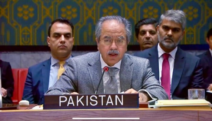 اقوام متحدہ میں پاکستان کے مستقل نمائندے، سفیر عاصم افتخار احمد اقوام متحدہ کی سلامتی کونسل کے اجلاس سے خطاب کر رہے ہیں۔ — X@PakistanUN_NY