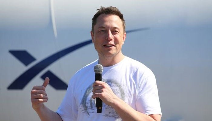 ایلون مسک، SpaceX کے بانی، CEO اور لیڈ ڈیزائنر اور Tesla کے شریک بانی، Hawthorne، California، US میں SpaceX Hyperloop Pod Competition II میں خطاب کر رہے ہیں۔ - رائٹر/فائل